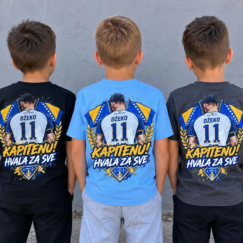 Troje djece leđima okrenuto, u majicama s printom broja 11 i natpisom Kapitenu! Hvala za sve